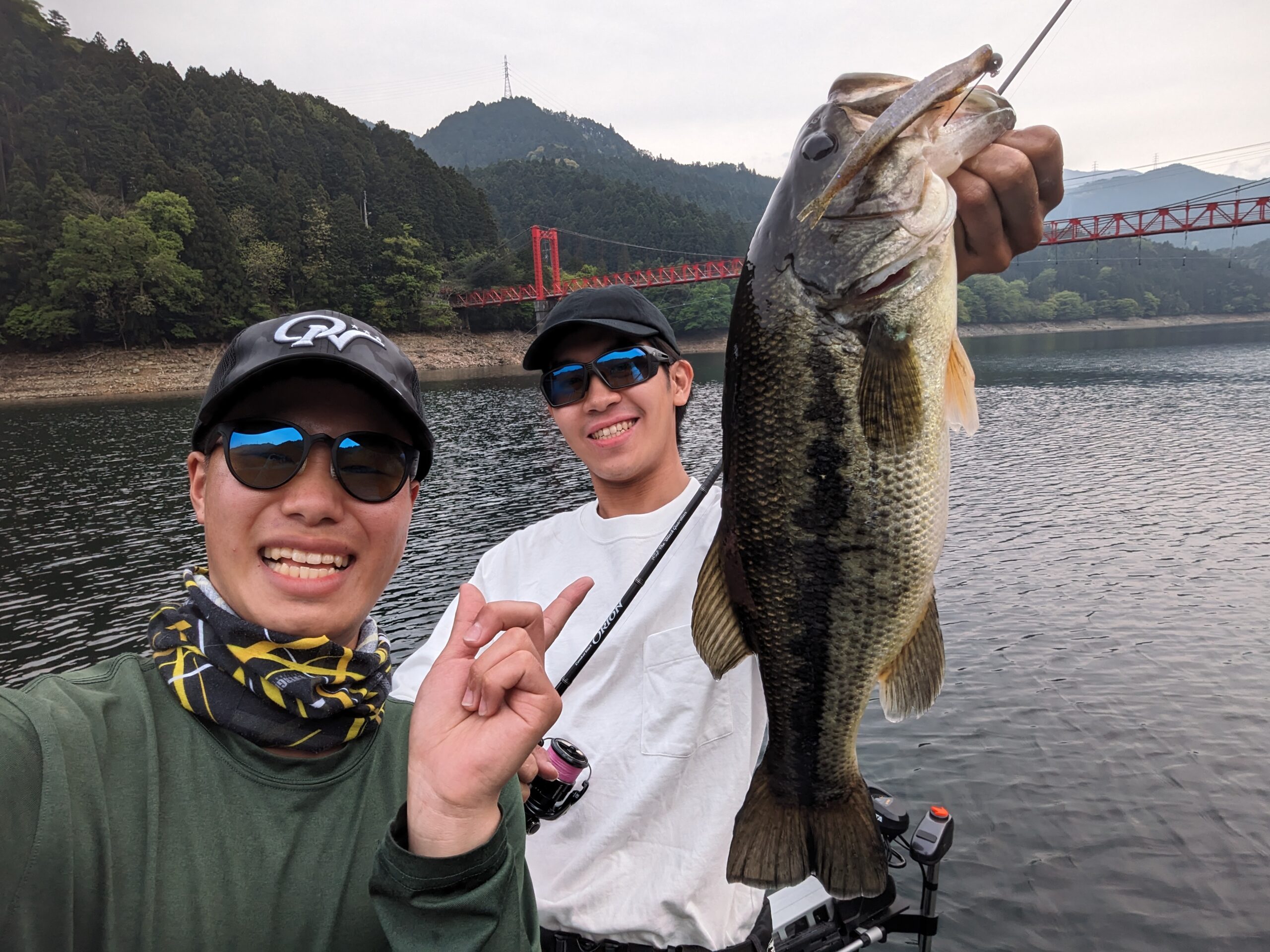 釣りにおすすめの偏光サングラスをかけて二人で愛媛県金砂湖でバス釣りをしている様子。