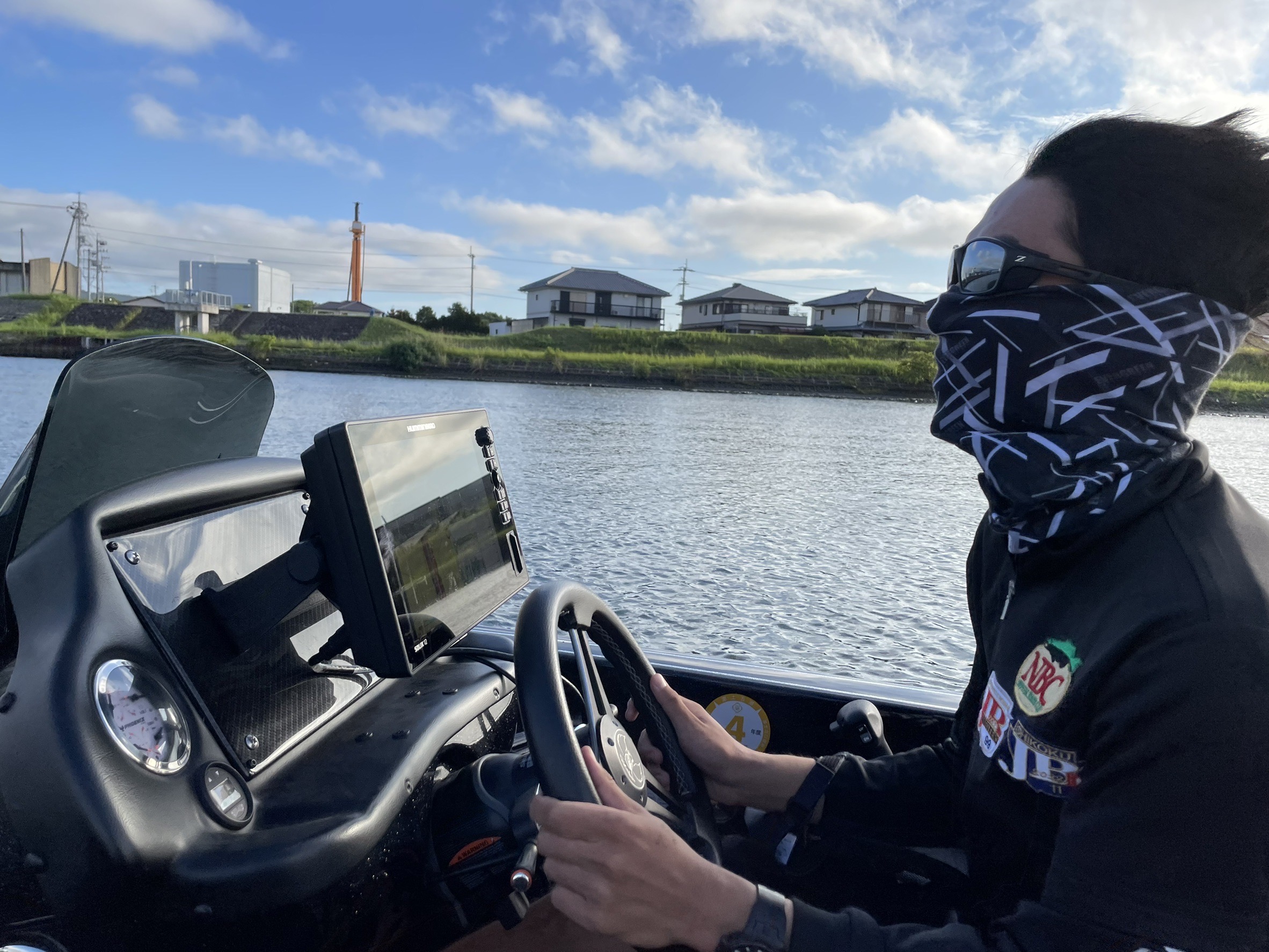 ゼクーの偏光サングラス、フーバーを着用してボート走行している写真