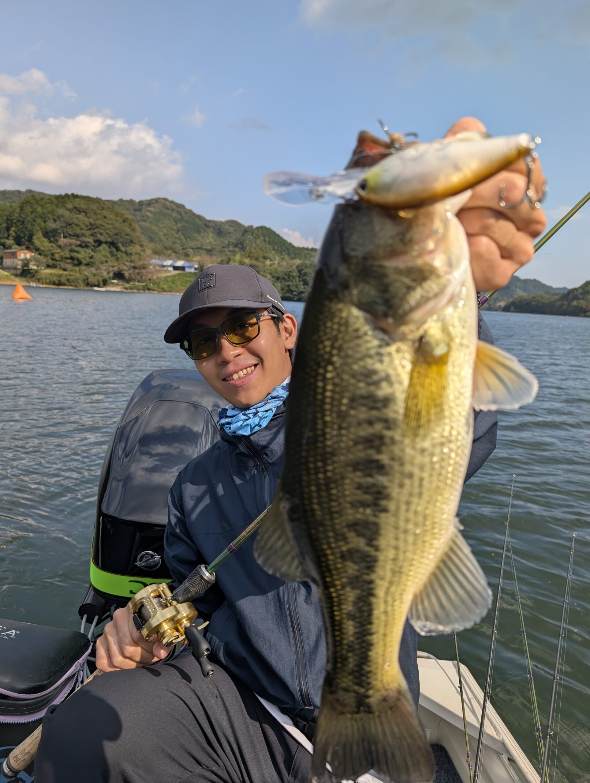 ゼクーの偏光サングラス、ジェイクをかけて釣りをしている写真