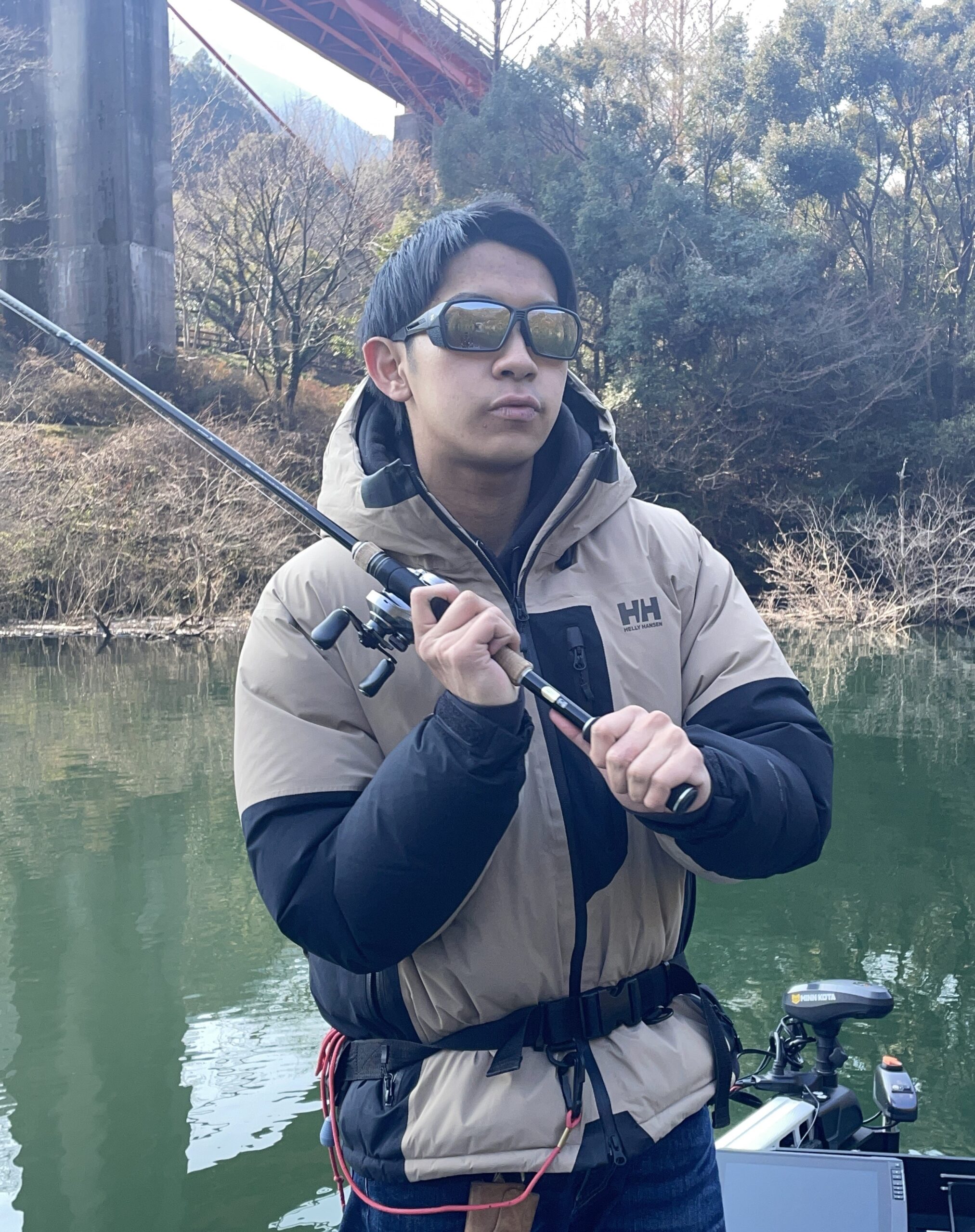 ゼクーの偏光サングラス、ルーフを着用して釣りをしている写真