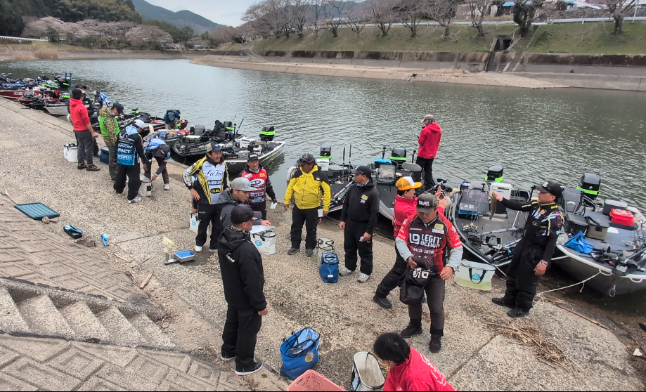 野村ダムで開催されたチャプター愛媛の検量の写真